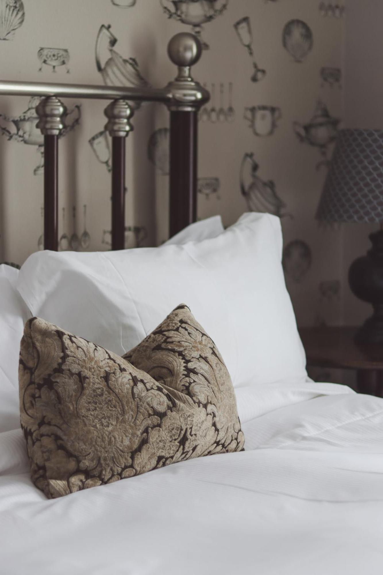 Longlands Inn & Cottages Carnforth Ngoại thất bức ảnh A bed with pillows