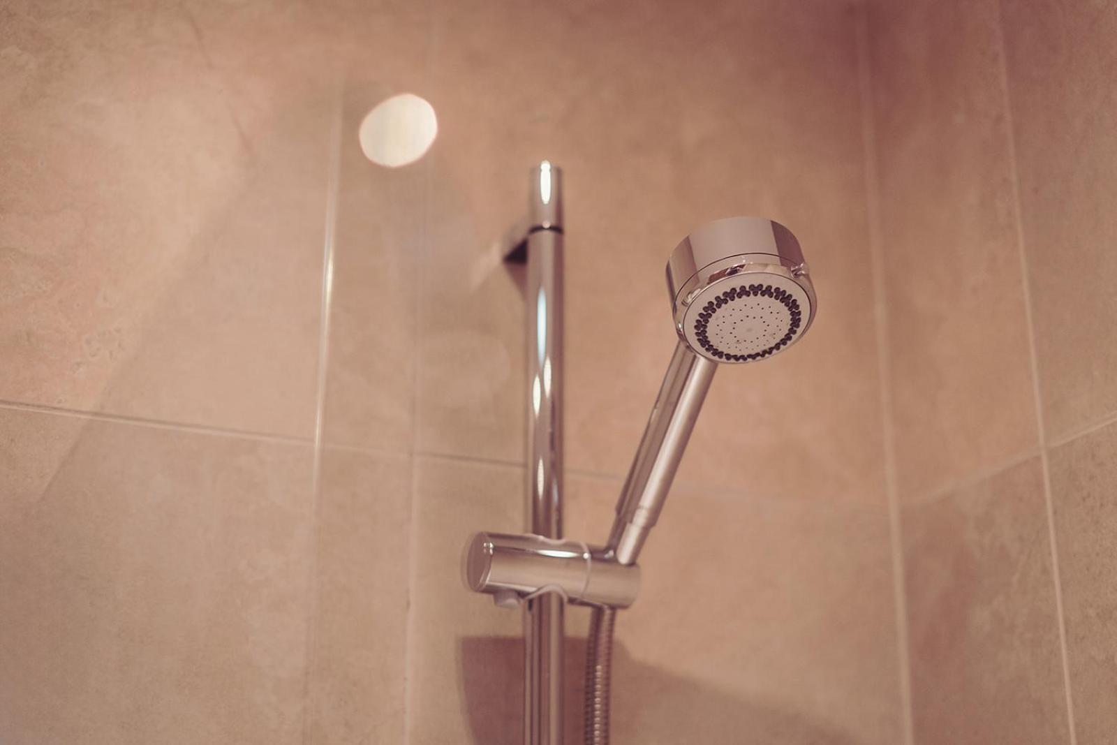 Longlands Inn & Cottages Carnforth Ngoại thất bức ảnh A shower head