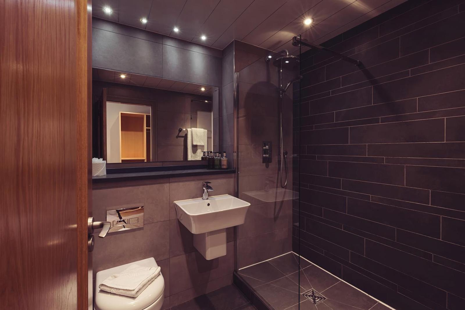 Longlands Inn & Cottages Carnforth Ngoại thất bức ảnh A wet room