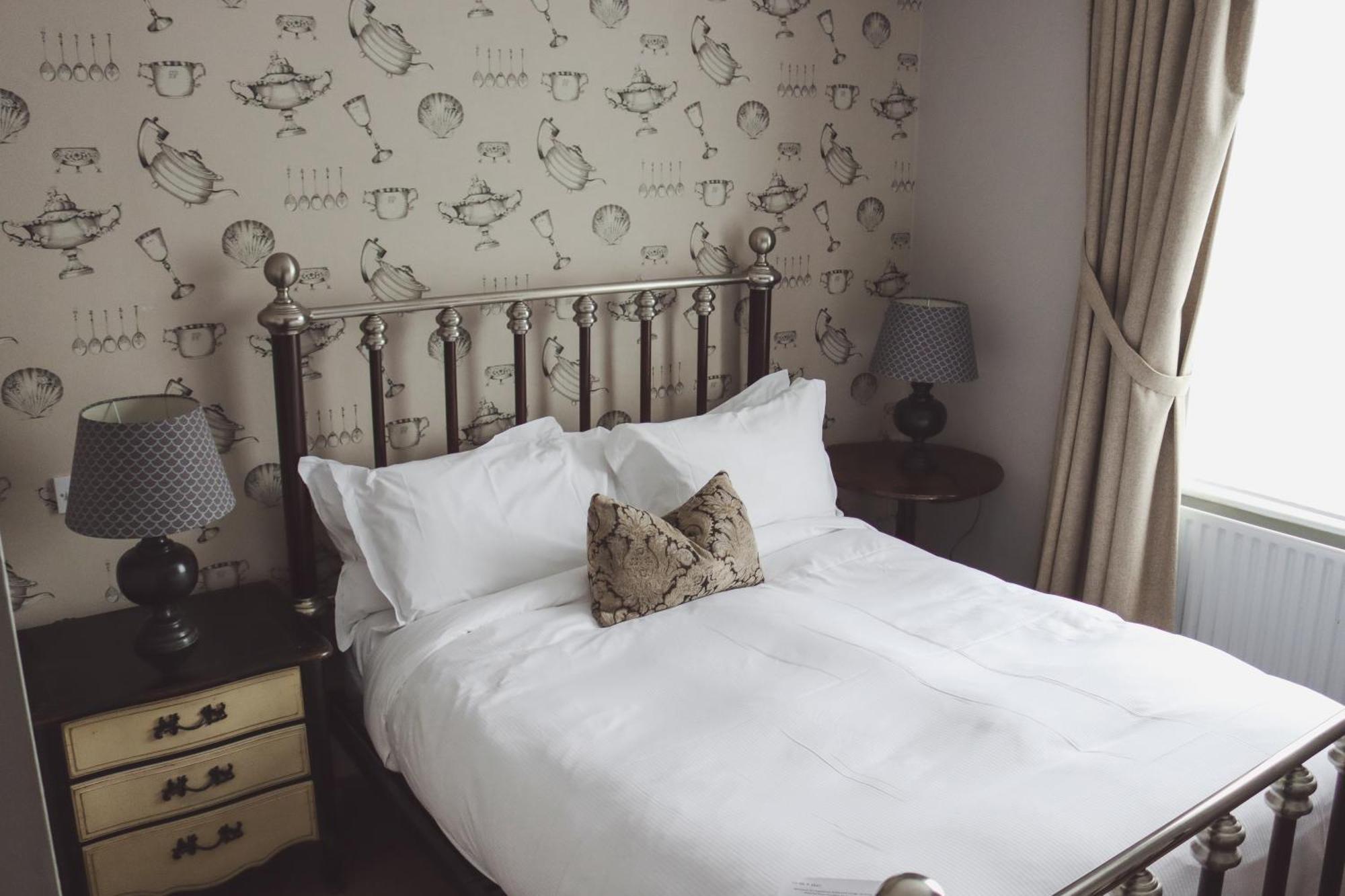 Longlands Inn & Cottages Carnforth Ngoại thất bức ảnh A bedroom at the hotel