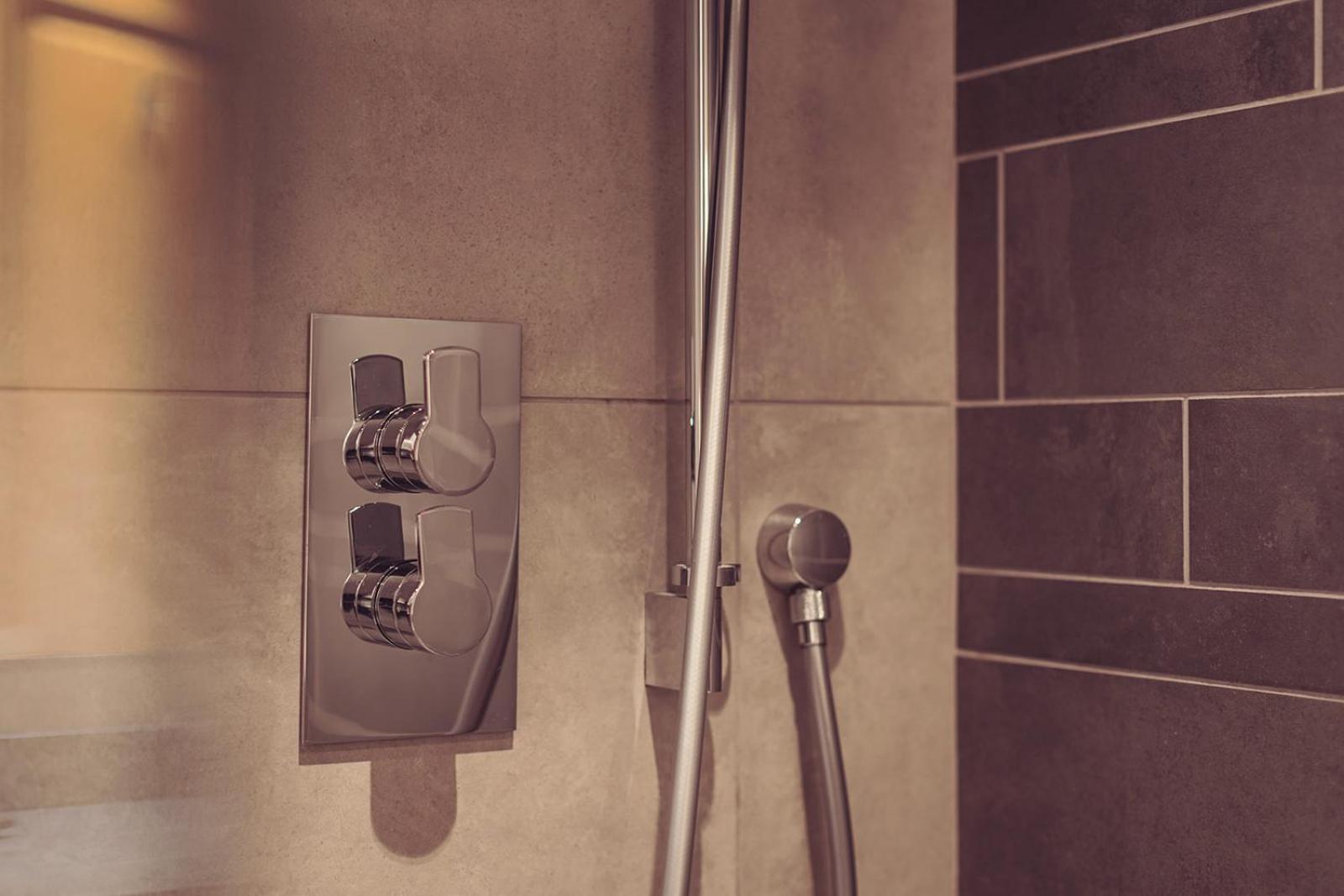 Longlands Inn & Cottages Carnforth Ngoại thất bức ảnh A shower