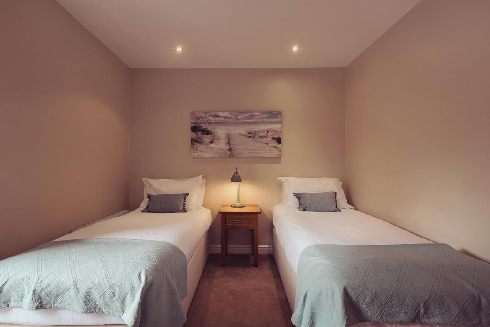 Longlands Inn & Cottages Carnforth Ngoại thất bức ảnh A twin bedroom