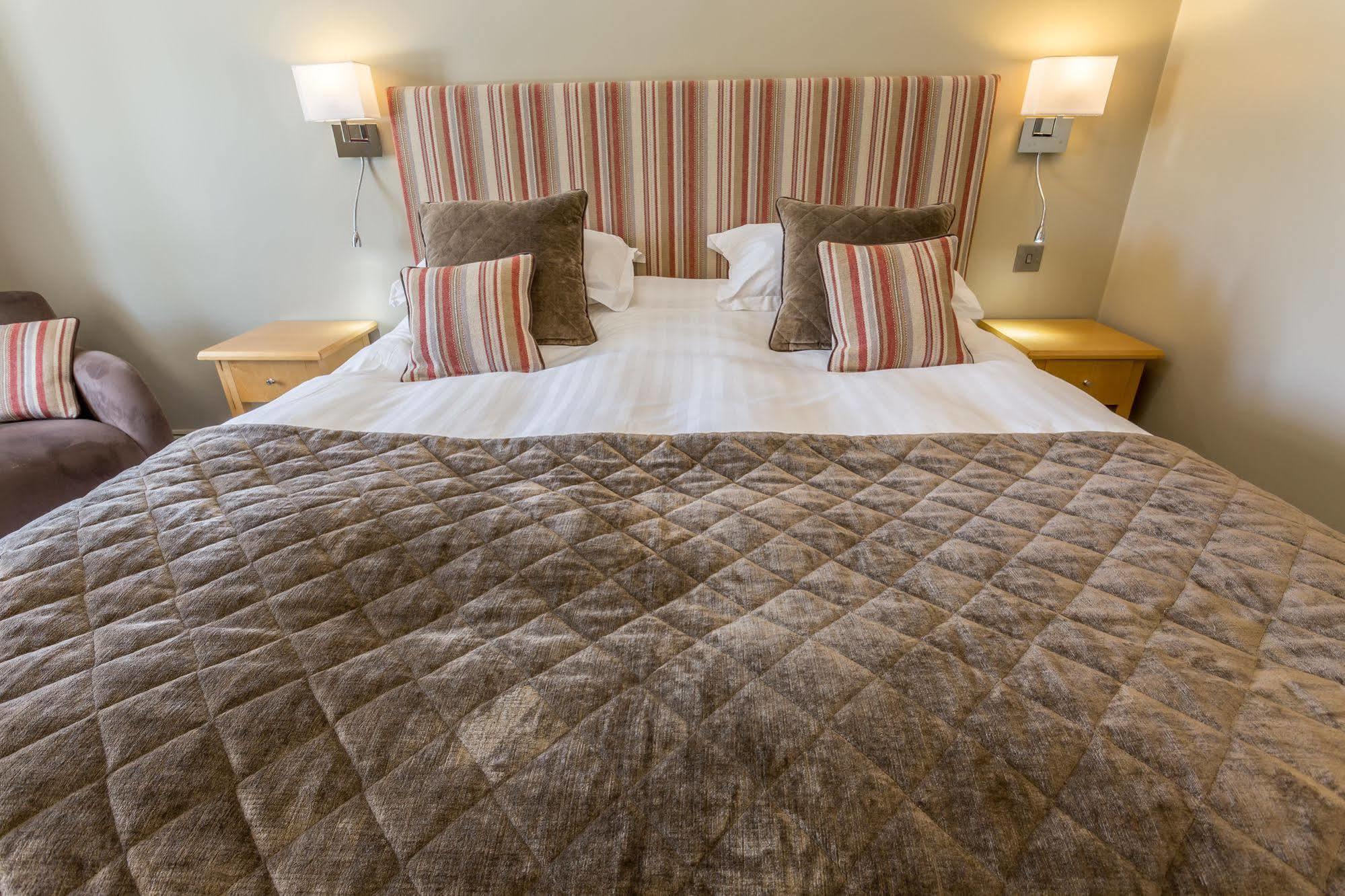 Longlands Inn & Cottages Carnforth Ngoại thất bức ảnh A bed with a duvet